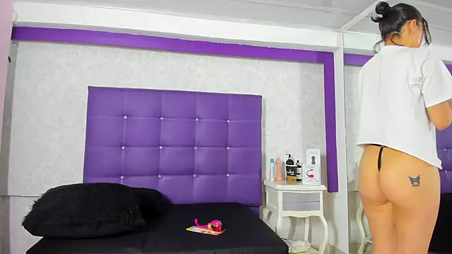 LeaMoreau22 online show from 10/12/25, 12:15