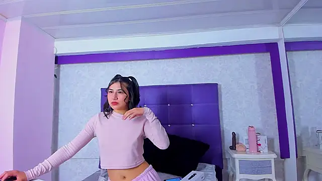 LeaMoreau22 online show from 11/16/25, 12:22