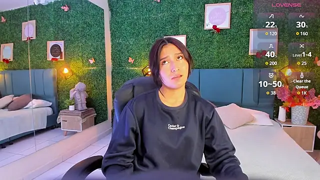 Rubyvixxen  online show from 10/21/25, 03:51