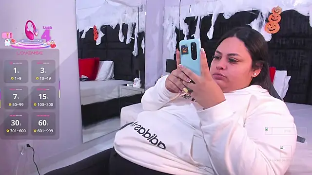 Snapshot of MayaCurvy chatting on 10/21/25, 04:35 MayaCurvy online show from 10/21/25, 04:35