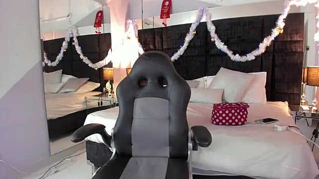 Snapshot of MayaCurvy chatting on 11/16/25, 04:40 MayaCurvy online show from 11/16/25, 04:40