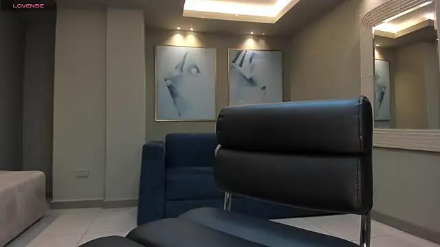 Snapshot of EmilyJohnsonX1 chatting on 10/29/25, 03:20 EmilyJohnsonX1 online show from 10/29/25, 03:20