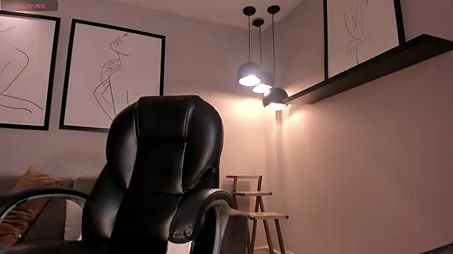 Snapshot of EmilyJohnsonX1 chatting on 11/18/25, 03:01 EmilyJohnsonX1 online show from 11/18/25, 03:01