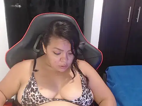 Snapshot of emily_sexxx chatting on 10/13/25, 03:50 emily sexxx online show from 10/13/25, 03:50