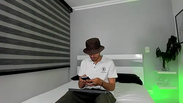 Snapshot of ZaynShadow chatting on 10/18/25, 05:21 ZaynShadow online show from 10/18/25, 05:21