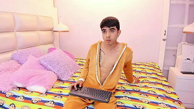 Snapshot of Hottie_Guy chatting on 10/06/25, 06:49 Hottie Guy online show from 10/06/25, 06:49