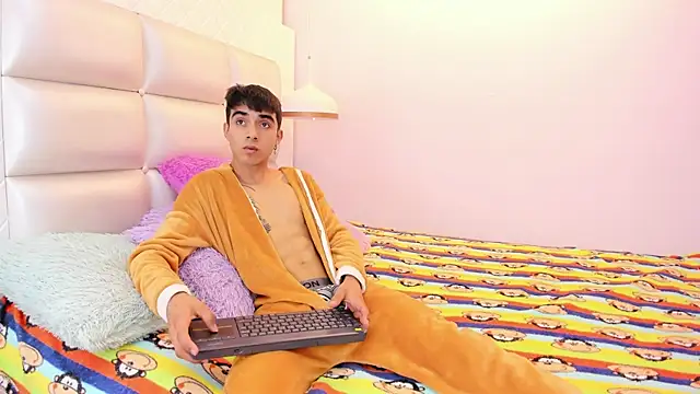 Hottie Guy online show from 10/07/25, 06:16