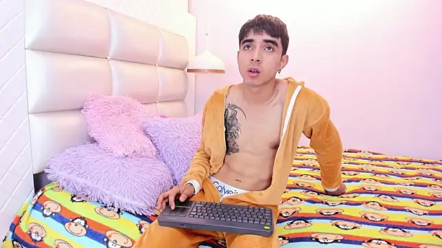 Hottie Guy online show from 10/08/25, 06:16