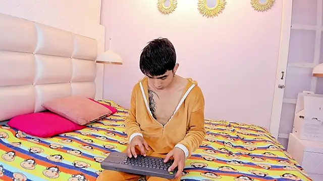 Hottie Guy online show from 10/10/25, 06:07