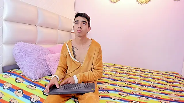 Hottie Guy online show from 10/16/25, 05:47