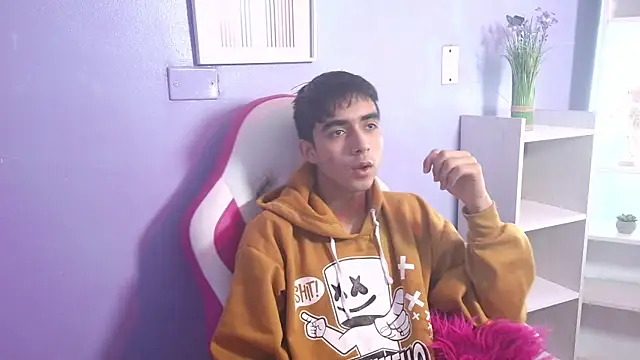 Hottie Guy online show from 10/21/25, 05:46