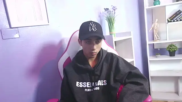 Hottie Guy online show from 10/22/25, 06:29