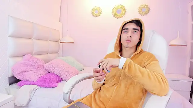 Hottie Guy online show from 11/14/25, 05:55