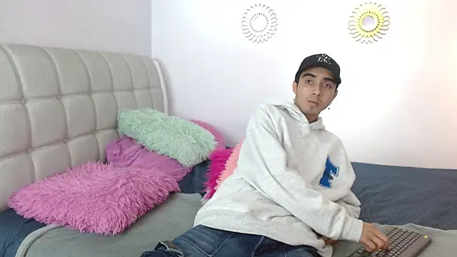 Hottie Guy online show from 11/18/25, 06:34