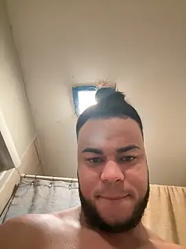 Snapshot of familia0210 chatting on 10/04/25, 10:52 familia0210 online show from 10/04/25, 10:52