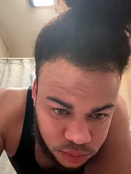 Snapshot of familia0210 chatting on 10/17/25, 04:04 familia0210 online show from 10/17/25, 04:04