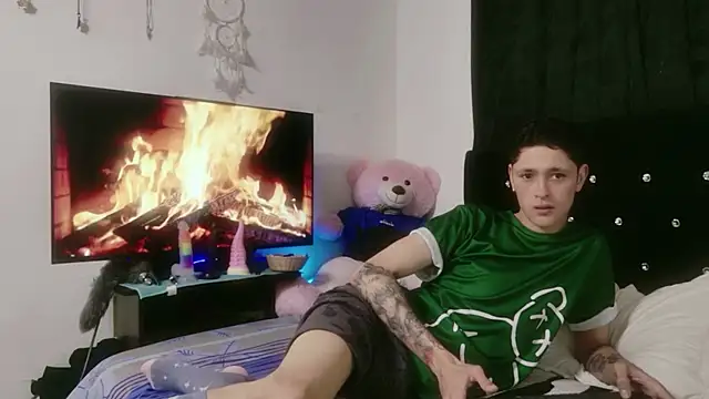 Snapshot of Tyler_cat chatting on 10/10/25, 10:58 Tyler cat online show from 10/10/25, 10:58