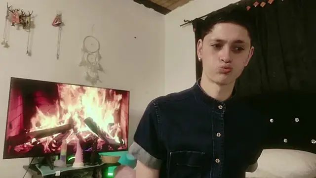 Snapshot of Tyler_cat chatting on 10/13/25, 11:54 Tyler cat online show from 10/13/25, 11:54