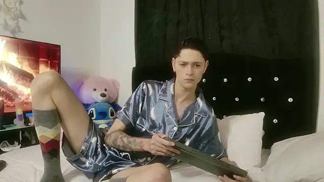 Snapshot of Tyler_cat chatting on 10/18/25, 12:39 Tyler cat online show from 10/18/25, 12:39