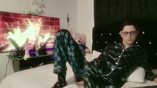 Snapshot of Tyler_cat chatting on 10/26/25, 10:21 Tyler cat online show from 10/26/25, 10:21