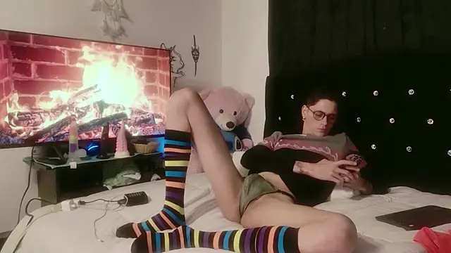 Snapshot of Tyler_cat chatting on 11/05/25, 01:33 Tyler cat online show from 11/05/25, 01:33