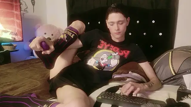 Snapshot of Tyler_cat chatting on 11/14/25, 02:27 Tyler cat online show from 11/14/25, 02:27