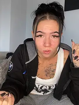 YoungZoexx online show from 10/28/25, 08:51