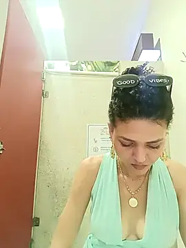 Larissinhamm online show from 11/08/25, 11:03