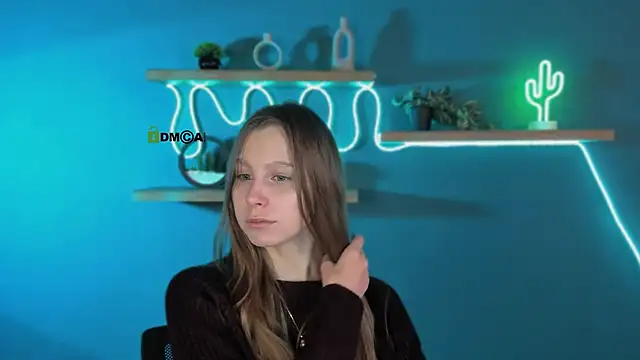 Snapshot of esme_moore_ chatting on 10/13/25, 08:03 esme moore online show from 10/13/25, 08:03