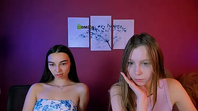 Snapshot of esme_moore_ chatting on 10/28/25, 09:35 esme moore online show from 10/28/25, 09:35