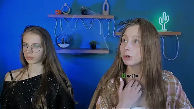 Snapshot of esme_moore_ chatting on 10/29/25, 10:06 esme moore online show from 10/29/25, 10:06