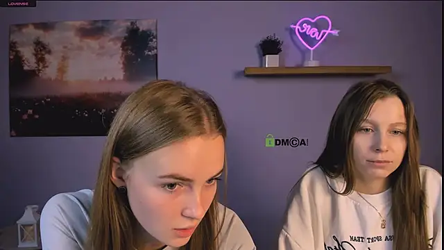 Snapshot of esme_moore_ chatting on 11/13/25, 10:03 esme moore online show from 11/13/25, 10:03