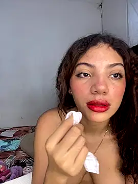 Snapshot of Azza__Slimene chatting on 10/02/25, 02:13 Azza Slimene online show from 10/02/25, 02:13