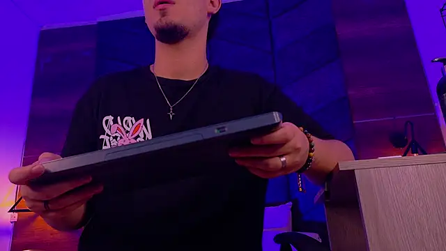 LiamThunder05  online show from 11/12/25, 03:07