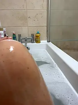 Snapshot of MimiMaee chatting on 10/08/25, 09:18 MimiMaee online show from 10/08/25, 09:18