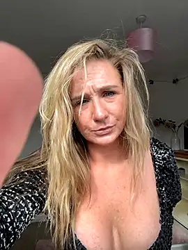 Snapshot of MimiMaee chatting on 10/09/25, 11:41 MimiMaee online show from 10/09/25, 11:41