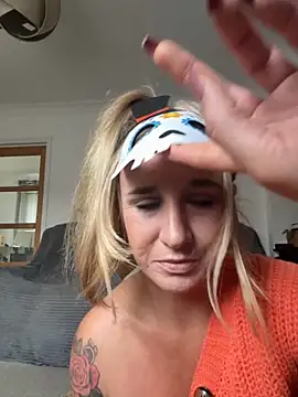 Snapshot of MimiMaee chatting on 10/13/25, 12:05 MimiMaee online show from 10/13/25, 12:05