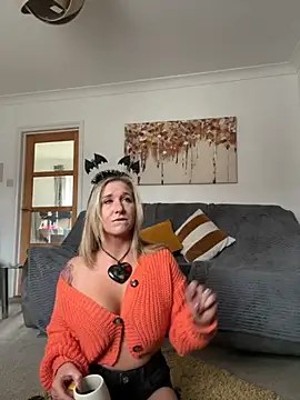 Snapshot of MimiMaee chatting on 10/14/25, 01:01 MimiMaee online show from 10/14/25, 01:01