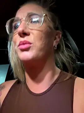 Snapshot of MimiMaee chatting on 10/18/25, 07:14 MimiMaee online show from 10/18/25, 07:14