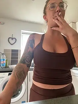 Snapshot of MimiMaee chatting on 10/19/25, 08:37 MimiMaee online show from 10/19/25, 08:37