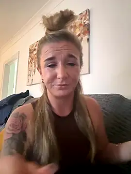 Snapshot of MimiMaee chatting on 10/20/25, 10:27 MimiMaee online show from 10/20/25, 10:27