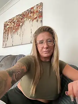 Snapshot of MimiMaee chatting on 10/22/25, 12:38 MimiMaee online show from 10/22/25, 12:38