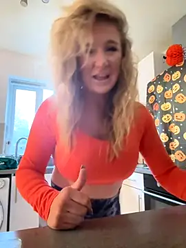 Snapshot of MimiMaee chatting on 10/23/25, 08:24 MimiMaee online show from 10/23/25, 08:24