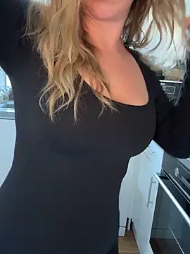 Snapshot of MimiMaee chatting on 11/17/25, 09:26 MimiMaee online show from 11/17/25, 09:26