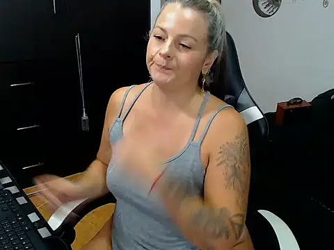 perlagoloza05 online show from 10/24/25, 03:36