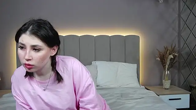 DianaMello online show from 10/19/25, 04:02