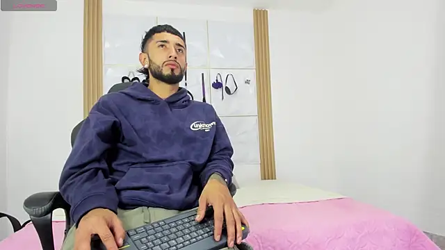 Snapshot of sofiandnick_smith chatting on 10/20/25, 05:30 sofiandnick smith online show from 10/20/25, 05:30