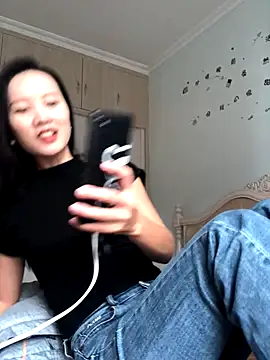 Snapshot of Mile-m chatting on 10/12/25, 03:49 Mile-m online show from 10/12/25, 03:49