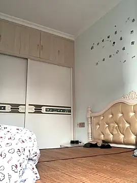 Snapshot of Mile-m chatting on 10/13/25, 09:20 Mile-m online show from 10/13/25, 09:20