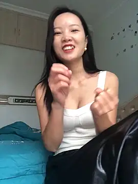 Snapshot of Mile-m chatting on 10/17/25, 02:15 Mile-m online show from 10/17/25, 02:15